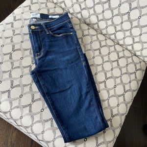 Frame raw hem skinny jeans.